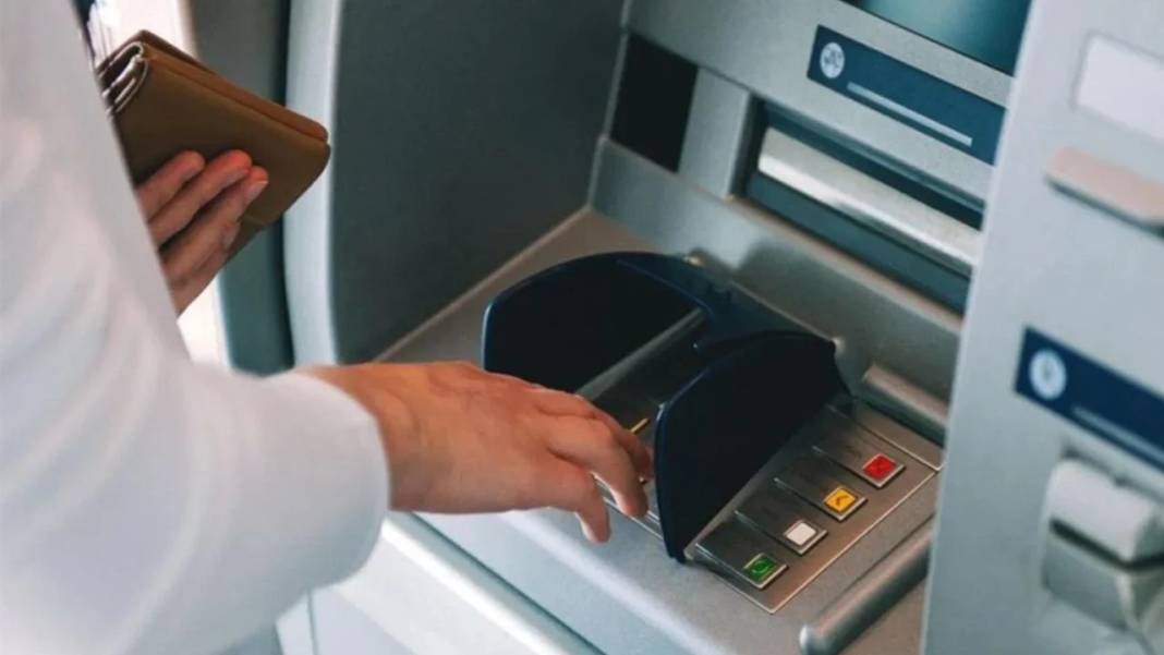 ATM'lerdeki açığı bulup yüklü miktarda para çektiler 5